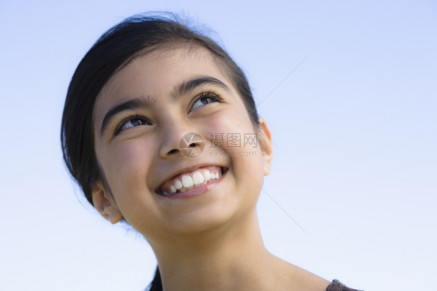 微笑少女的肖像水平女孩马尾辫女性混血青年太阳少年海滩童年图片