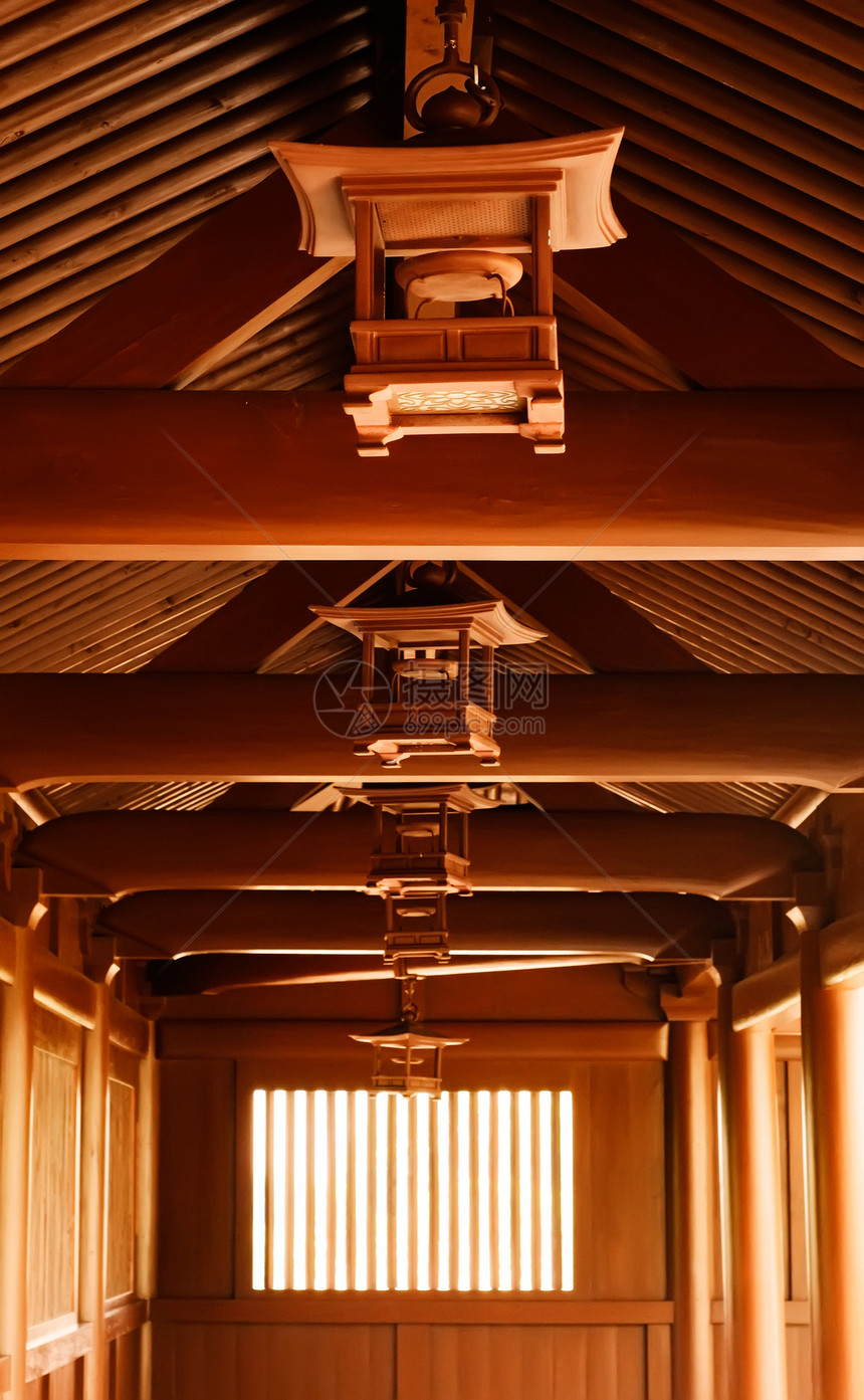 走廊中中国传统木制棕色灯图片