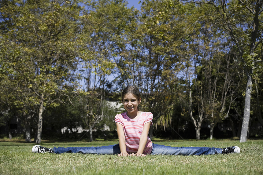 特温女孩的肖像乐趣童年矫正微笑青年个性公园体操幸福牙齿图片