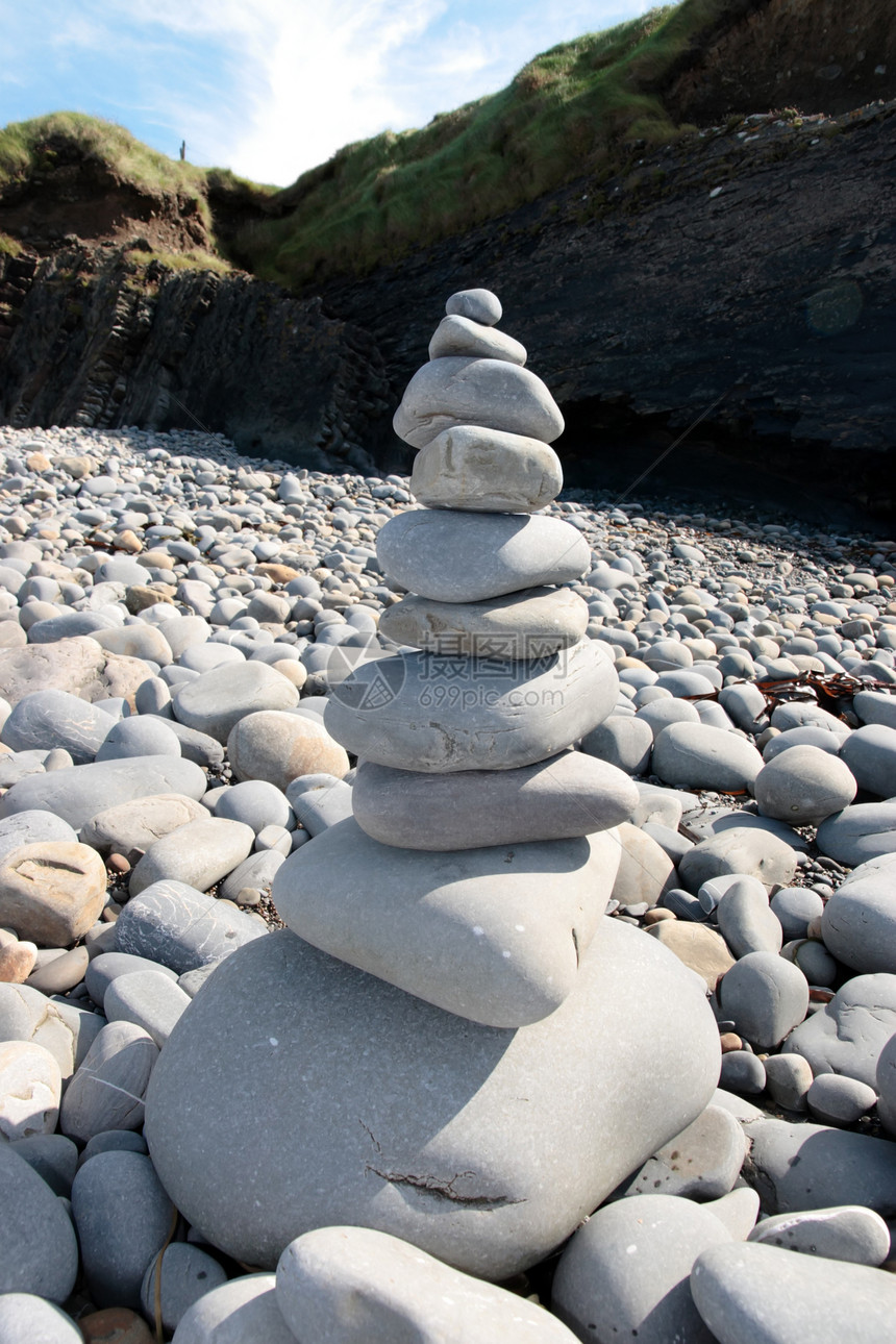 平衡的悬崖岩石灵魂治疗天空冥想岬角建筑温泉蓝色鹅卵石精神图片