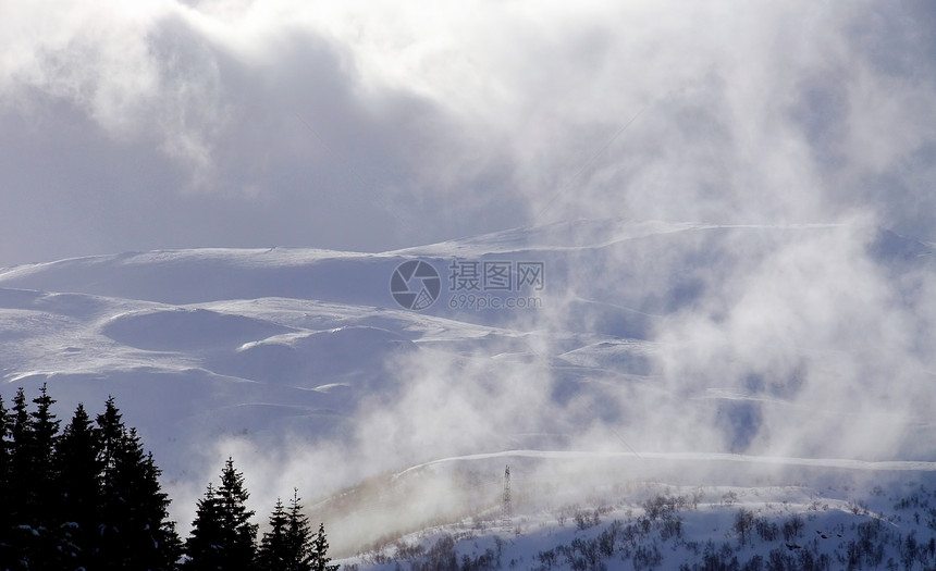 山上暴风雨树木森林气候太阳风暴丘陵山脉图片