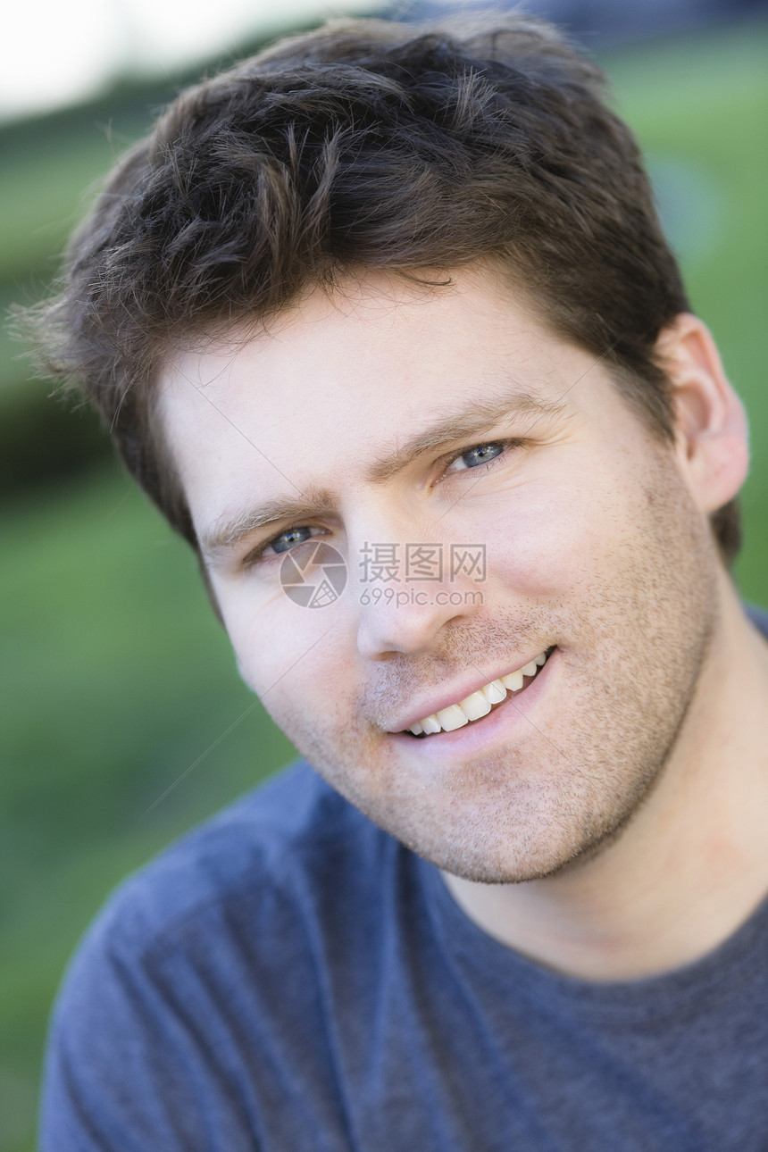 男性外出门的肖像闲暇微笑胡子草地肩膀白色男人幸福图片