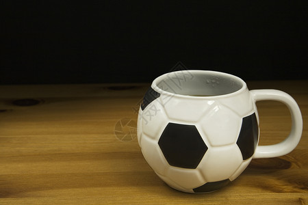 足球 在木制桌上的咖啡泥咖啡杯杯子拍摄影棚摄影深色桌子水平背景背景图片