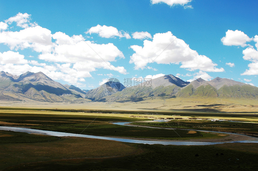 山地和草原景观农业季节国家爬坡土地牧场生长全景场景草地图片