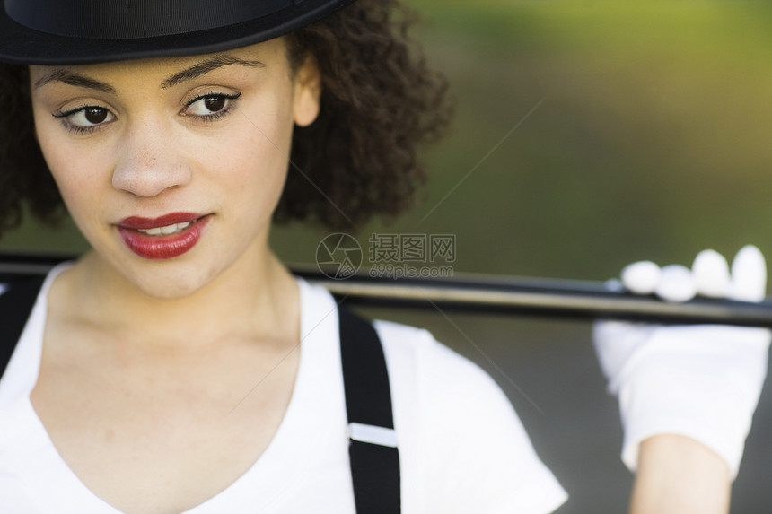 特写舞蹈者肖像肩膀个性女士黑发女孩女性公园帽子礼帽吊带裤图片