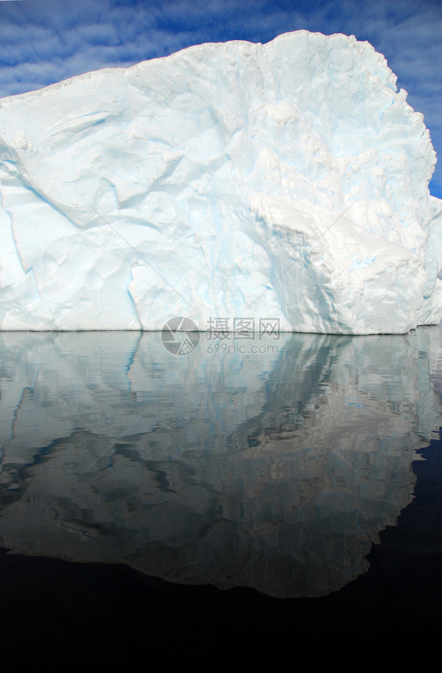 海中完美反射的冰山图片