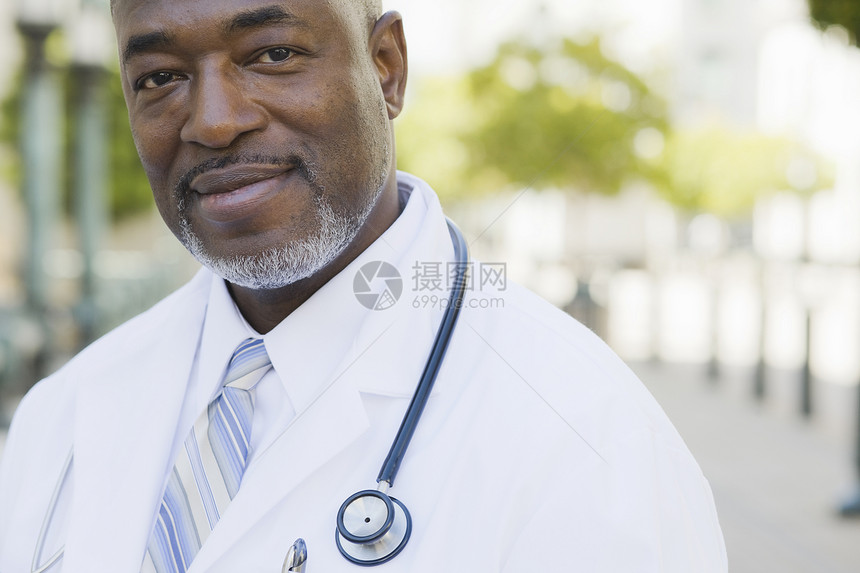 微笑到镜头的医生医疗男人治愈者专家关爱外科胡须水平医师男性图片