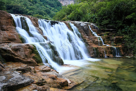 中国云台山的瀑水和级联运动踪迹地质岩石溪流茶点旅行吸引力瀑布力量背景图片