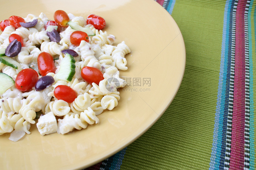 面食沙拉粉色红色盘子胡椒蓝色条纹食物陶器餐垫绿色图片