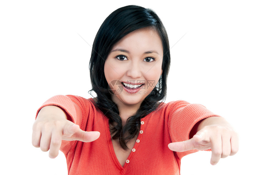 快乐的年轻女人指着工作室手指女性精力手势幸福女士空白情绪微笑图片