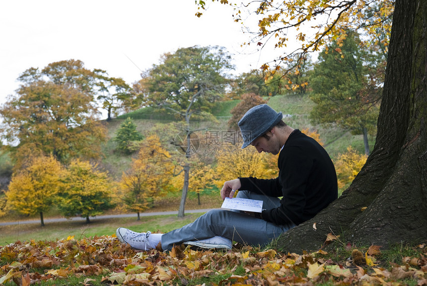 秋季爱好阅读树叶黄色叶子笔记本男人公园季节图片