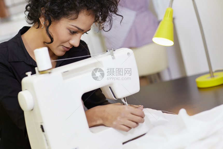 配缝纫机的时装设计师职业创造力裁缝拉丁织物衣服机器职场缝纫剪裁图片