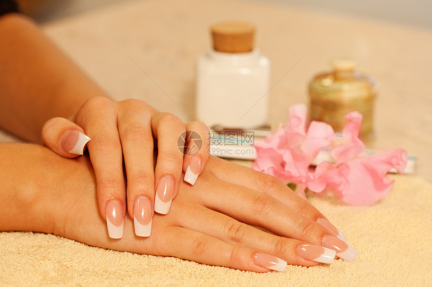 法国美甲女青年手的指甲宏观毛巾女性白色治疗美容院桌子手指女孩福利图片