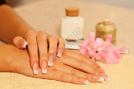 法国美甲女青年手的指甲宏观毛巾女性白色治疗美容院桌子手指女孩福利背景图片