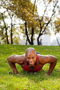 适合性运动微笑绿色成人俯卧撑训练男性身体男人力量背景图片