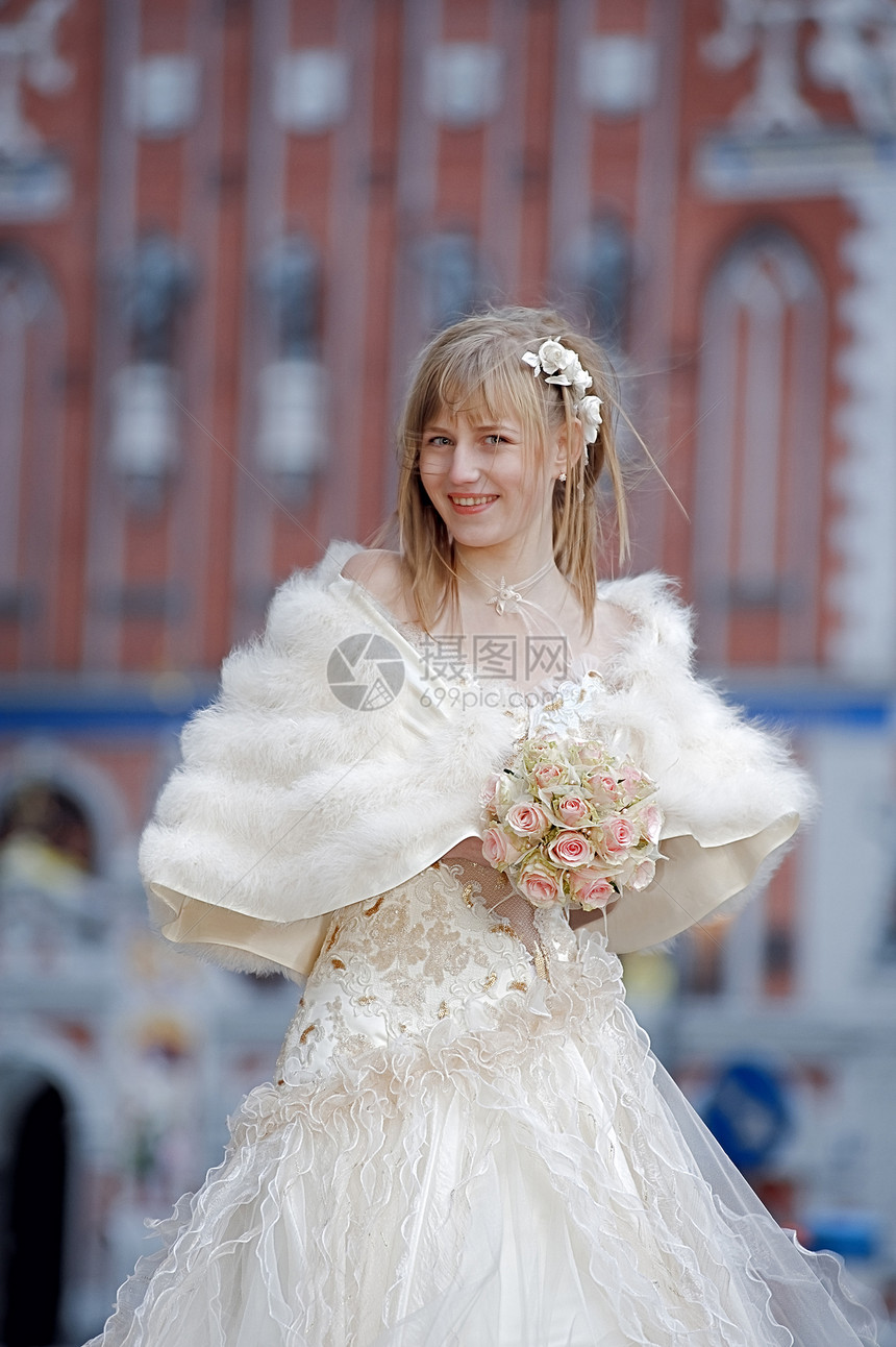带奶油彩色玫瑰花束的新娘晴天青春期微笑女佣妻子女性地幔女孩幸福披风图片