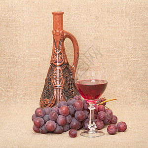 红酒背标以粘土瓶 葡萄和玻璃在帆布背壁上永生背景