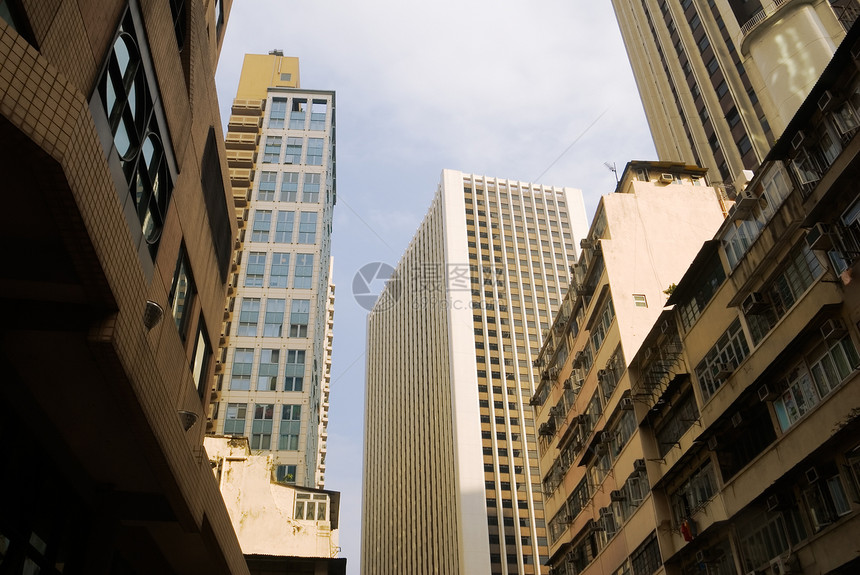 蓝天的天空骑士站在街上公寓建筑奢华建筑物摩天大楼社区街道财产景观房子图片