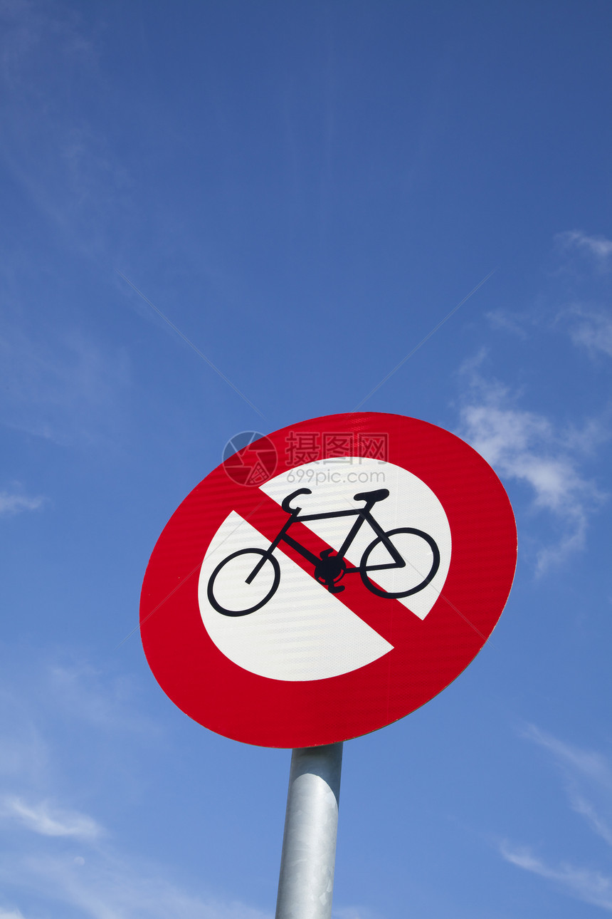 没有蓝色天空背景的自行车标志Name图片