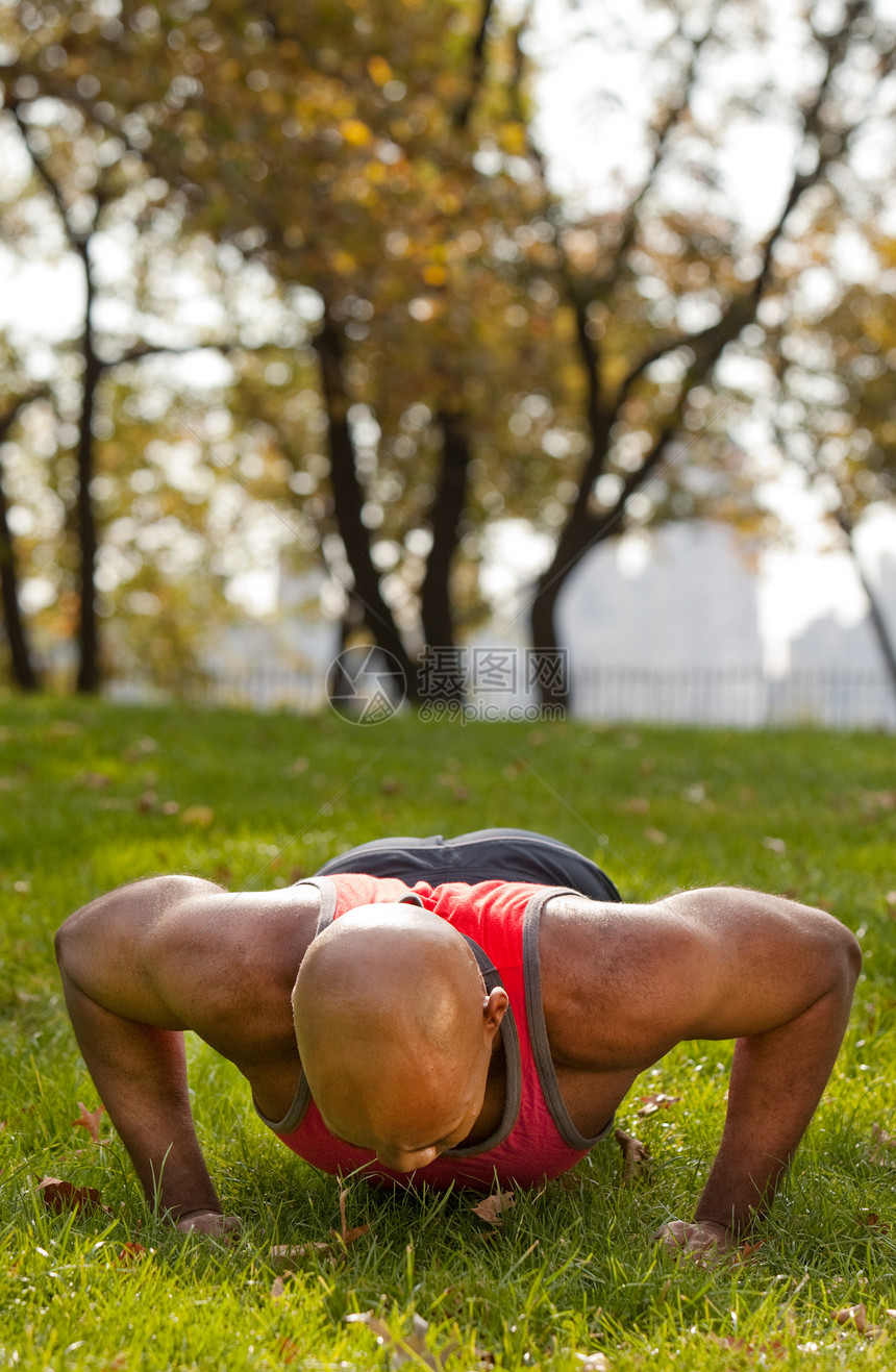 演习演练力量男性俯卧撑训练运动员成人绿色男人运动肌肉图片