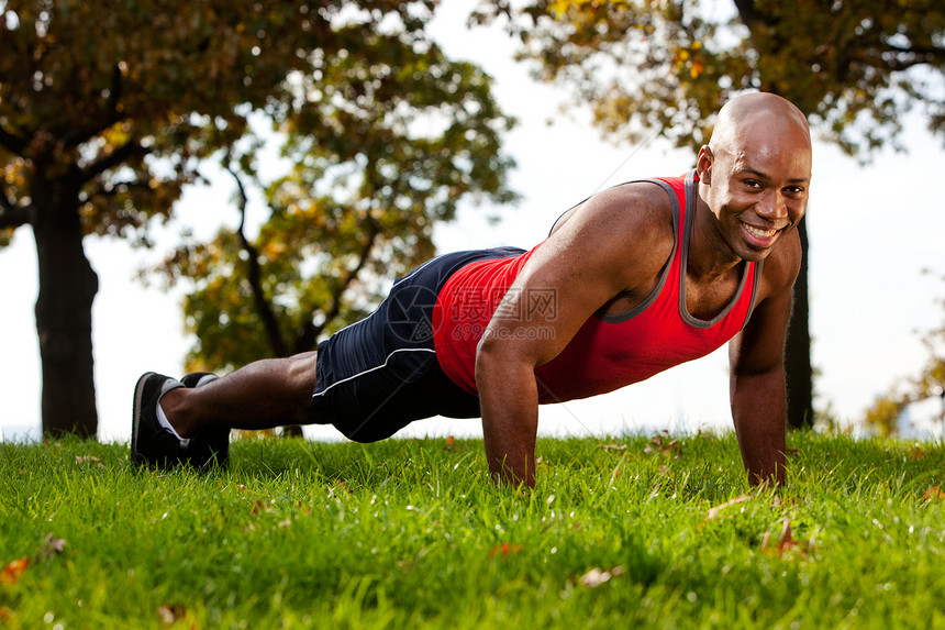 向上推进身体运动男人肌肉男性训练成人微笑绿色俯卧撑图片