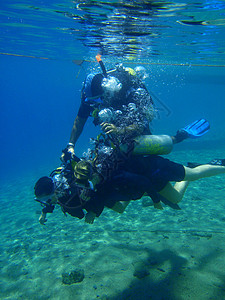 对潜水员的培训红色蓝色潜水训练背景图片