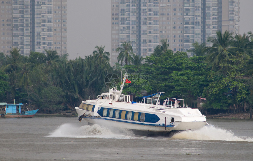 越南西贡河上的氢油船图片