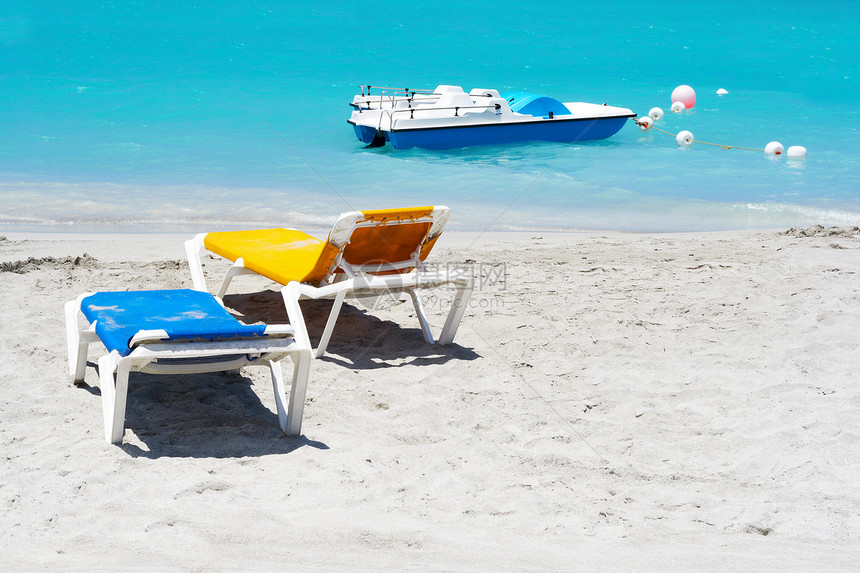 沙滩椅和水车在海滩上图片