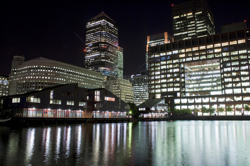 夜间在伦敦的加那利码头摩天大楼辉光城市天空首都正方形港区办公室建筑反射商业图片