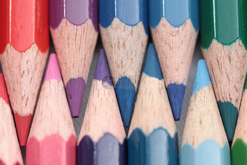 粉红色紫色和蓝色彩色办公用品钢笔商业装潢创造力艺术家调色板学校蜡笔剪贴簿图片