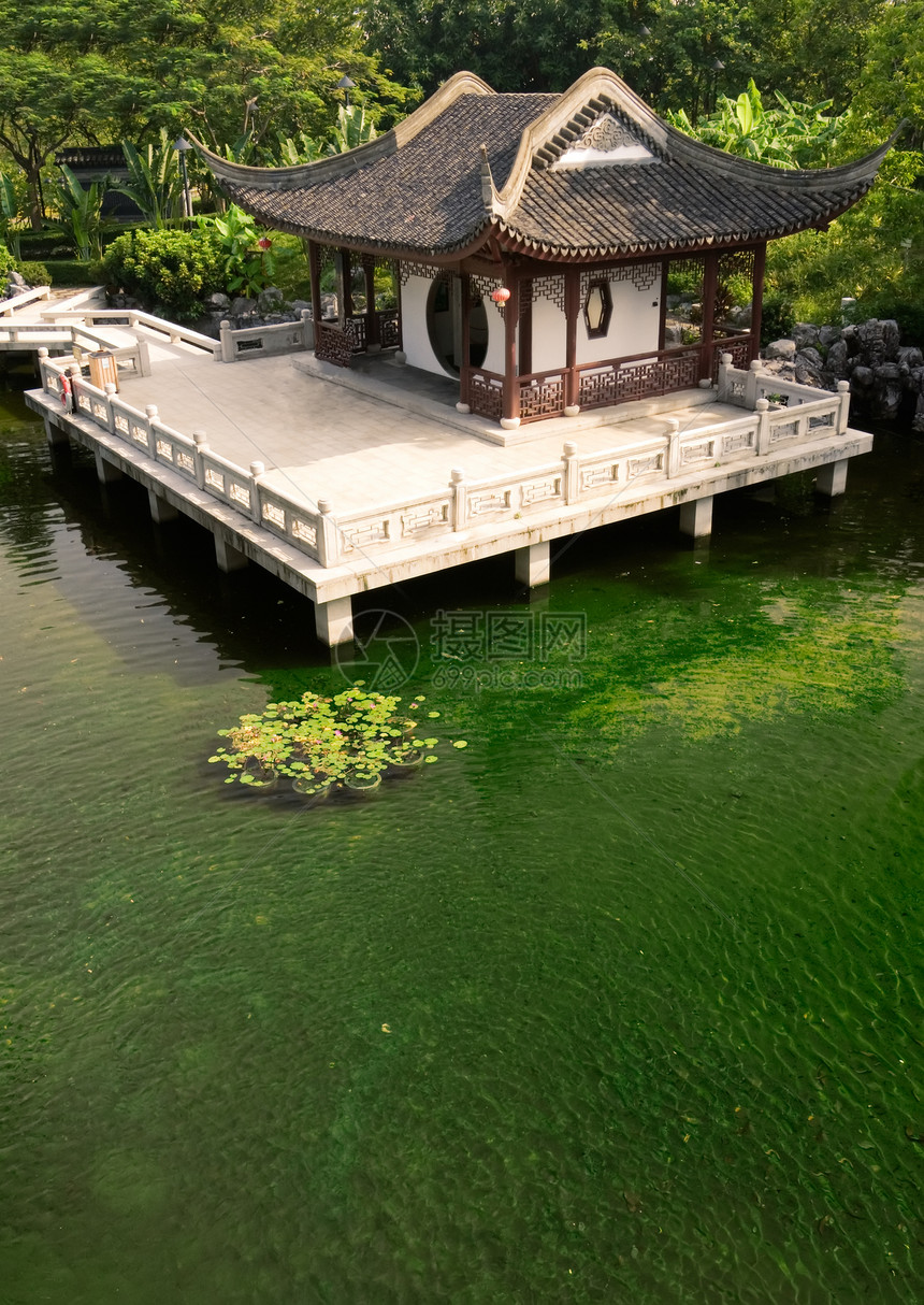 池塘附近的中国建筑天空花园寺庙艺术环境传统风景建筑历史建筑学图片