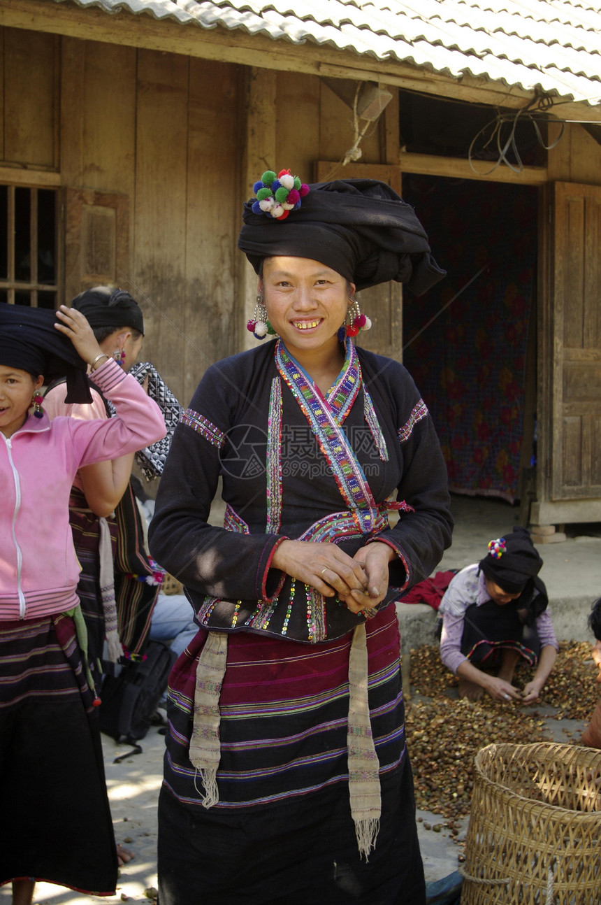 Lu族青年妇女刺绣少数民族山地耳环部落衣服帽子戏服多样性女性图片