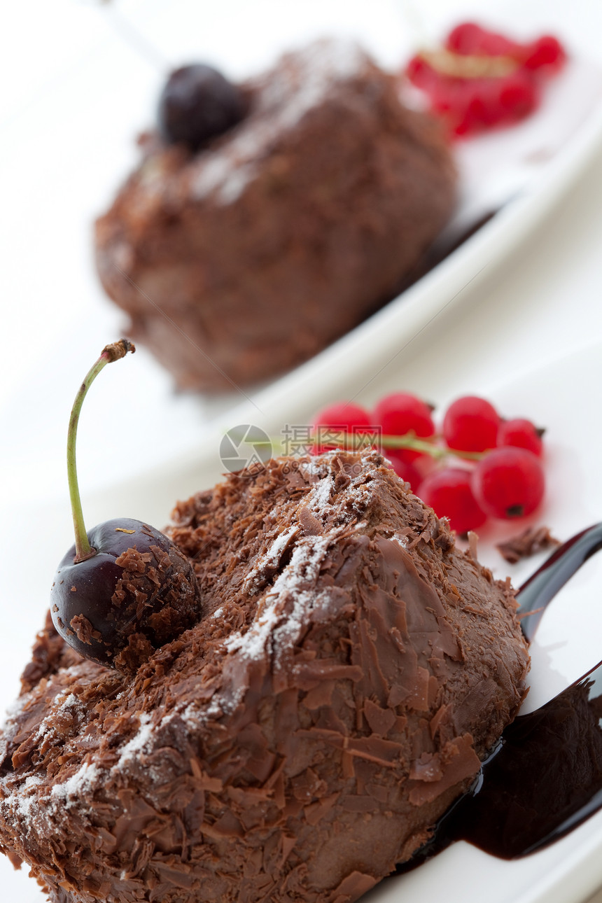 两个小巧克力蛋糕小吃巧克力白色红色生物水果甜点食物美食盘子图片