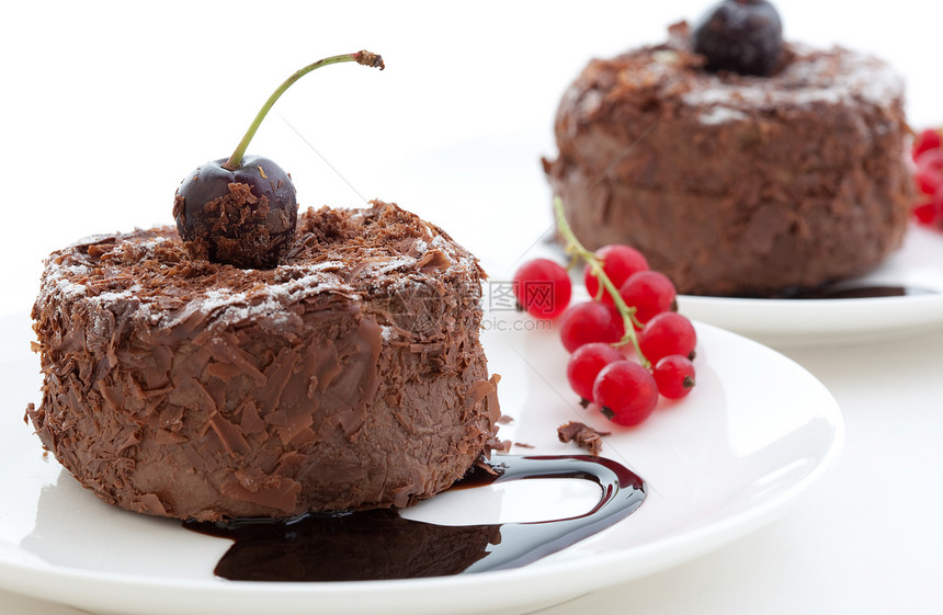 两个小巧克力蛋糕美食盘子小吃甜点红色白色饮食水果巧克力食物图片