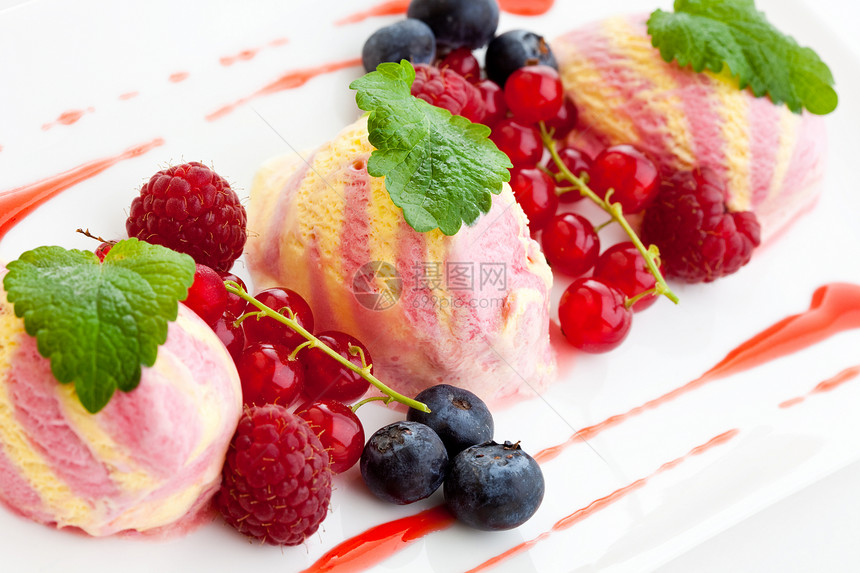 三勺草莓冰淇淋加新鲜果子乳制品甜点绿色生物粉色水果浆果美食飞碟覆盆子图片