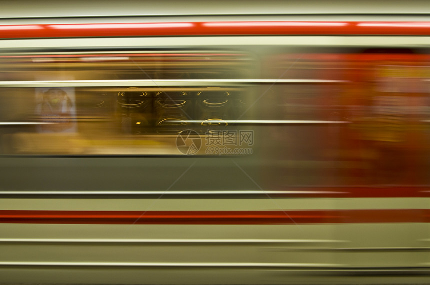 地铁乘客车站民众火车运输红色运动平台条纹座位图片