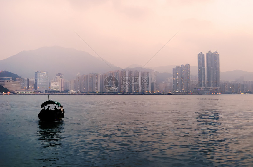 小型渔船的轮光风景建筑学血管场景城市渠道日落旅行海洋摩天大楼图片