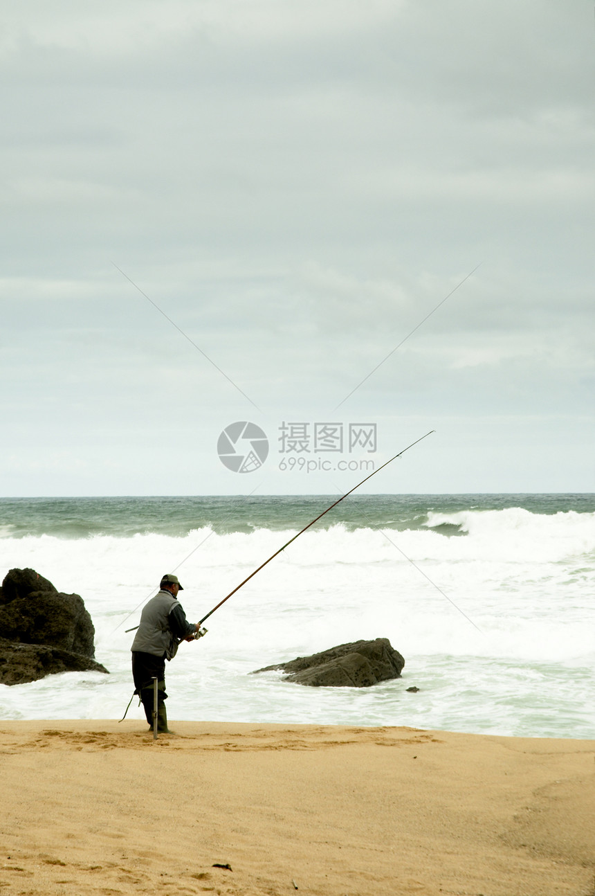 海边的引擎渔夫天空风暴波浪海滩运动蓝色卷轴海洋岩石图片