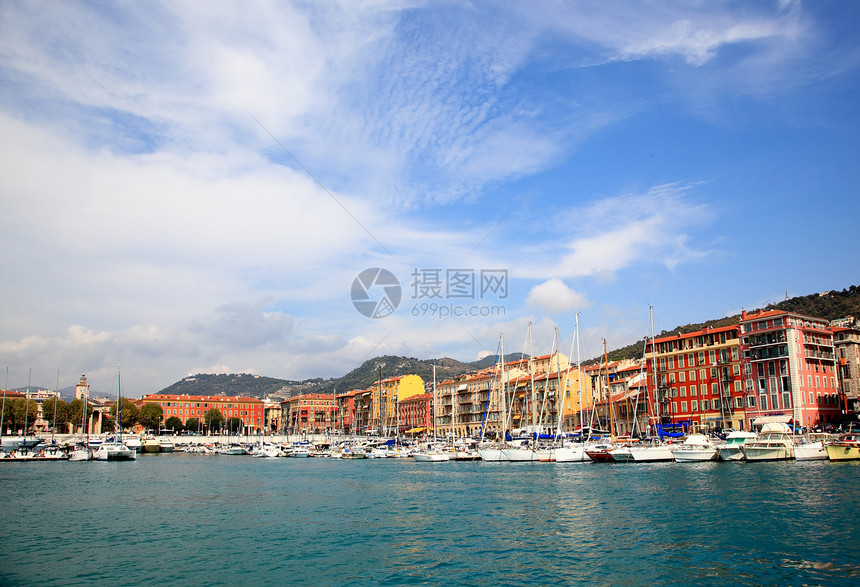 尼斯市的港湾黄色港口假期桅杆游艇红色城市旅行晴天天空图片