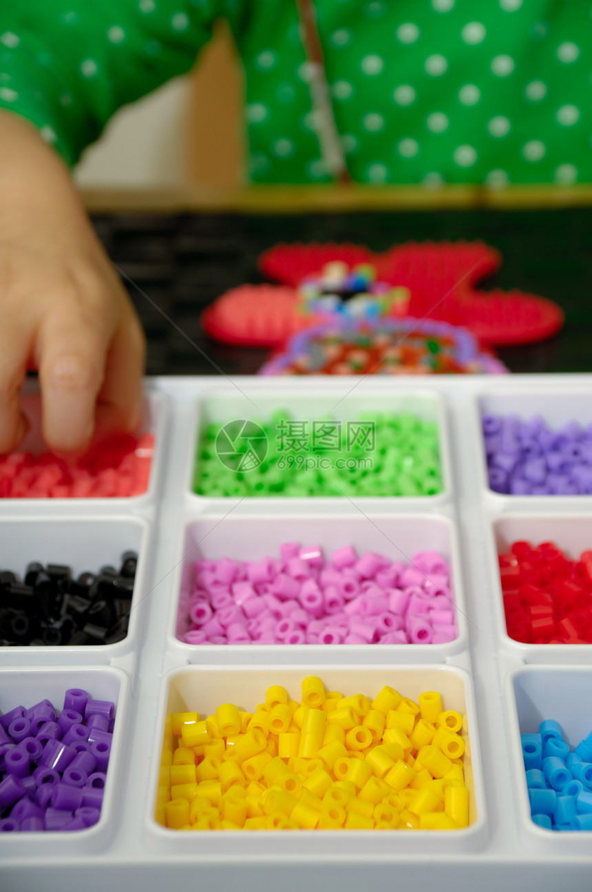 玩玩具珍珠的儿童娱乐孩子红色粉色塑料绿色蓝色项链乐趣宝石图片