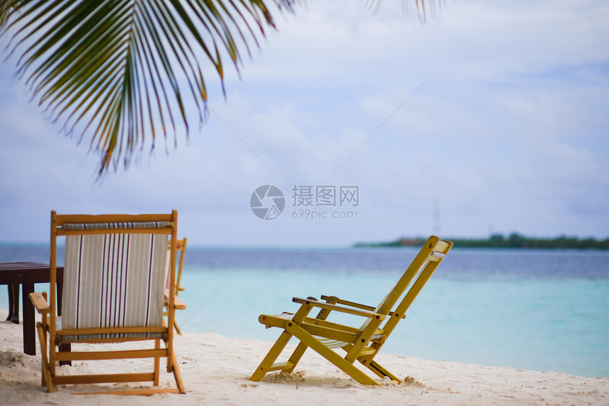 热带天堂的放松阳伞享受地平线场景树木阴影蓝色假期棕榈天空图片