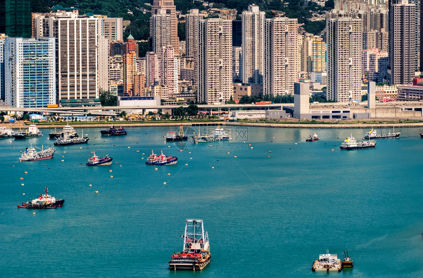 摩天大楼附近港口的多彩船只蓝色海洋公寓钓鱼城市海岸房子甲板场景地标图片