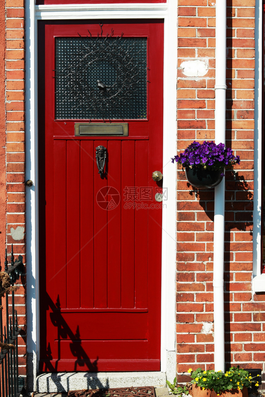 红门阴影紫色窗户砖块太阳房子入口居住建筑亮度图片