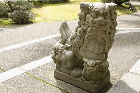 日本石像守护狮子和小熊雕塑背景图片
