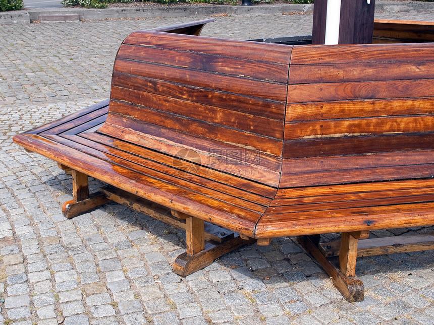 公园中的木板凳棕色座位小路孤独木头木材家具休息椅子城市图片