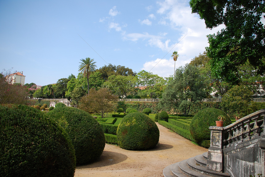 位于葡萄牙里斯本的Ajuda花园楼梯树篱阴影纪念碑草地植物天空园艺蓝色场景图片