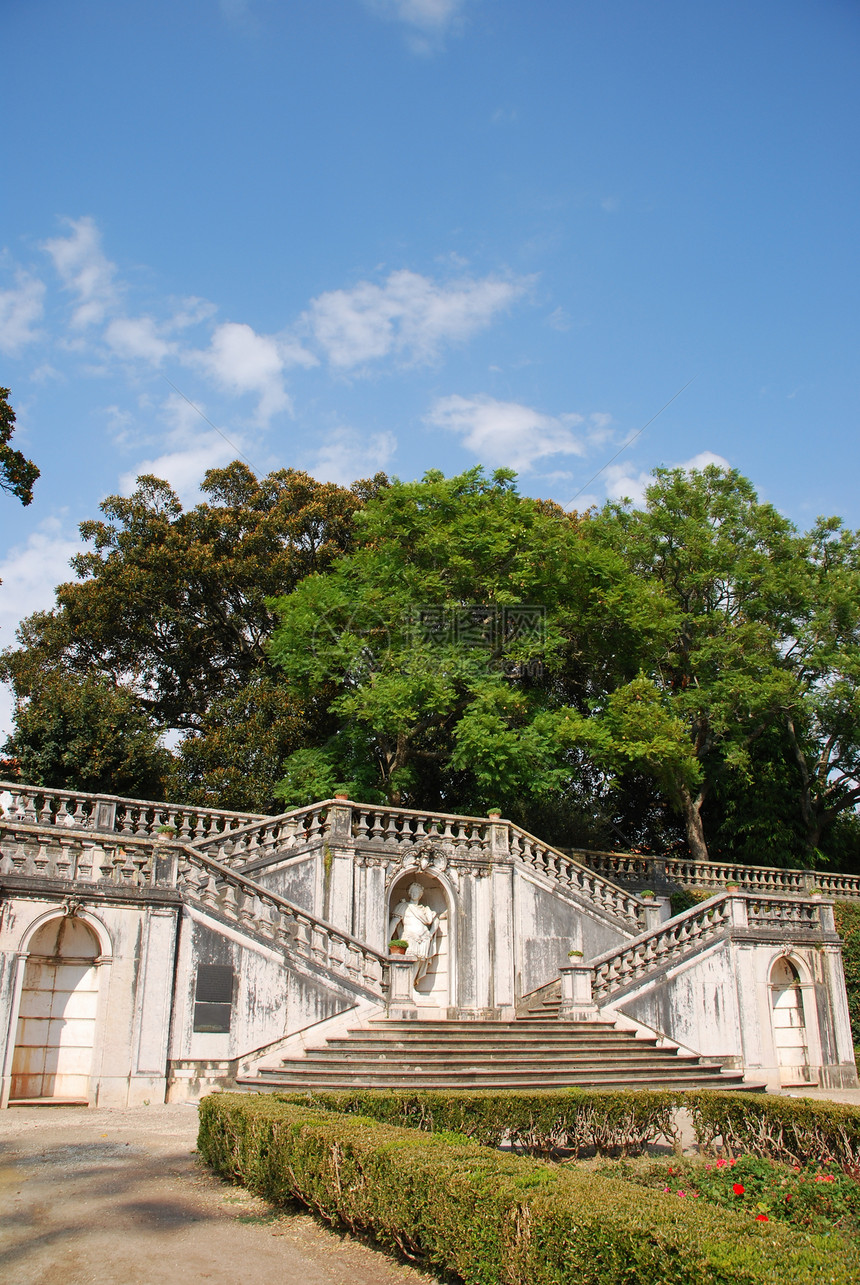位于葡萄牙里斯本的Ajuda花园天空树篱曲线雕塑雕像树叶车道圆圈叶子公园图片