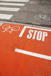 人行横道标志带有停止标志的橙色自行车车道交通橙子路线分数运输行人适应症运动信号地面背景