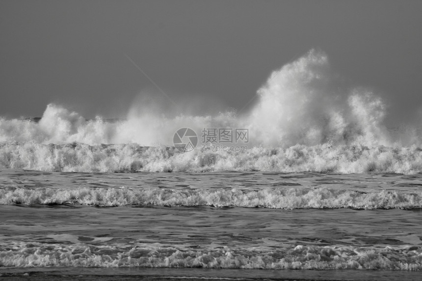 黑白两色的波黑色海洋白色潮汐海滩海岸泡沫图片