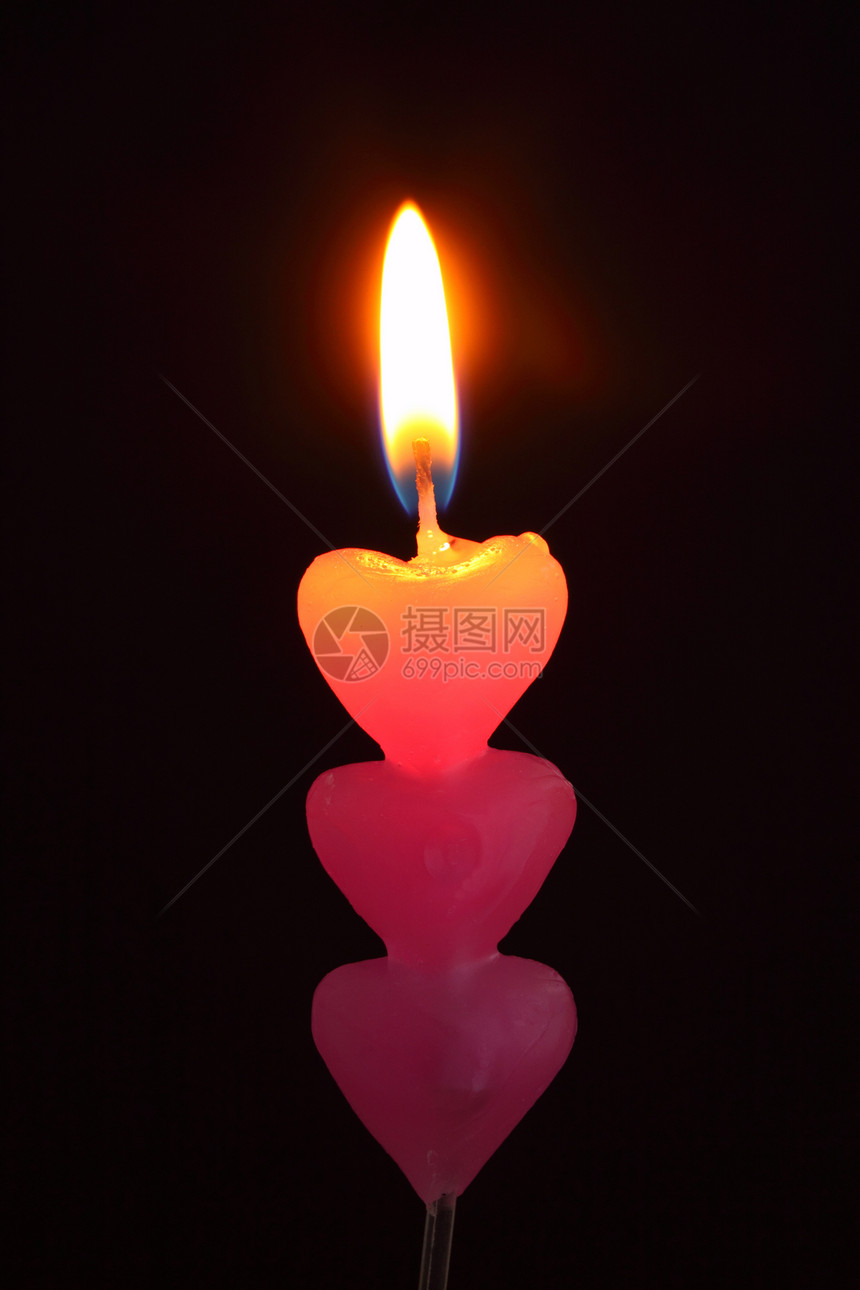 以心脏形状的蜡烛情人火焰图片